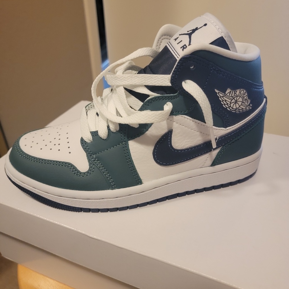 Air Jordan 1 Mid SE Size 5.5